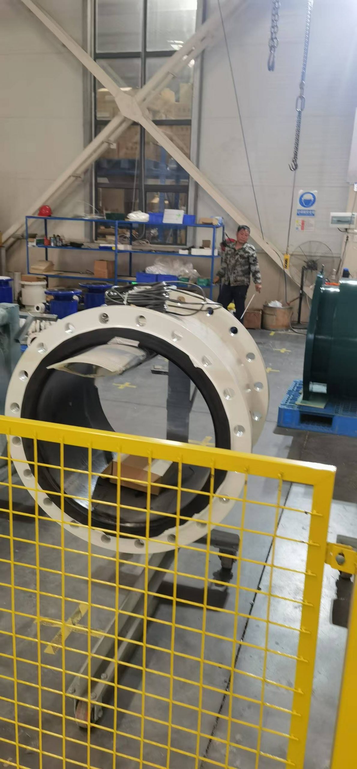 The straight pipe sections before and after the electromagnetic flowmeter