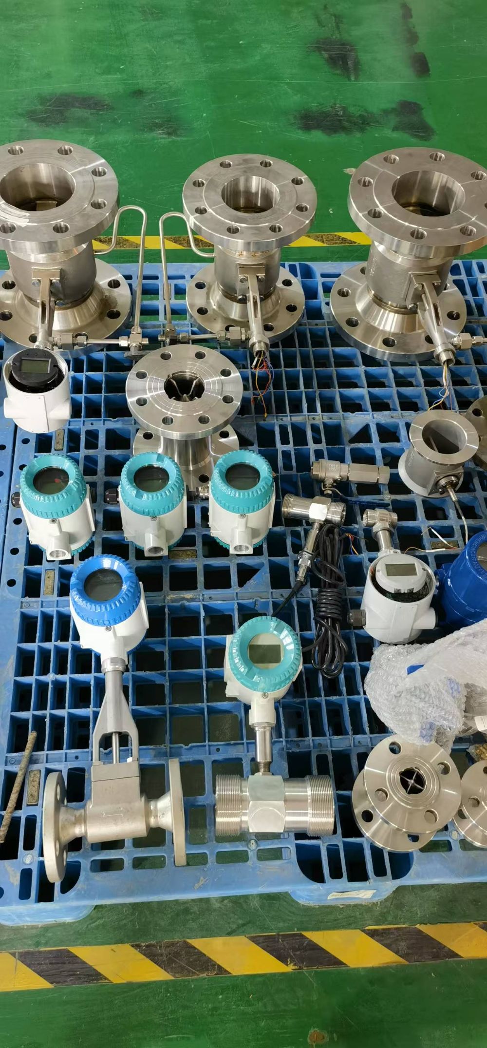 What are the power supply methods for the helical vortex flowmeter