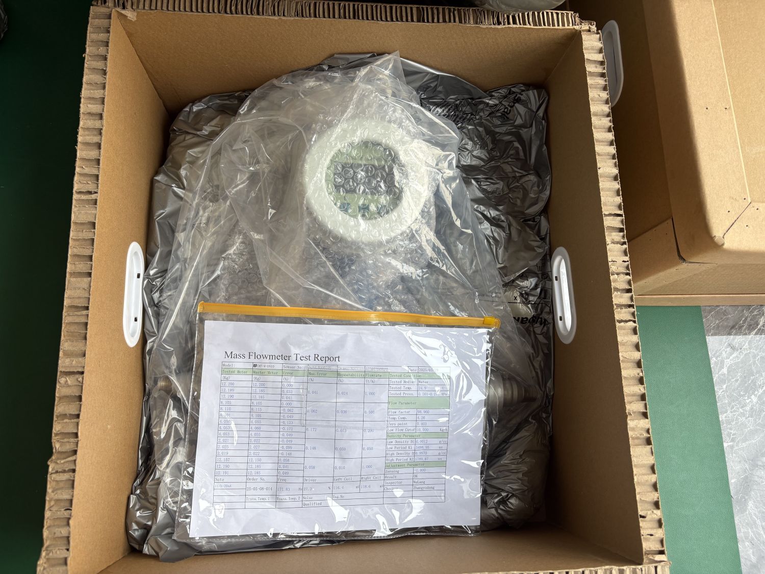 How does a Coriolis mass flowmeter measure the viscosity of a medium