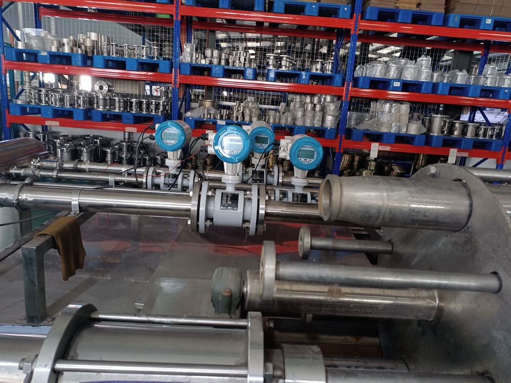 What output signals does an intelligent electromagnetic flowmeter have