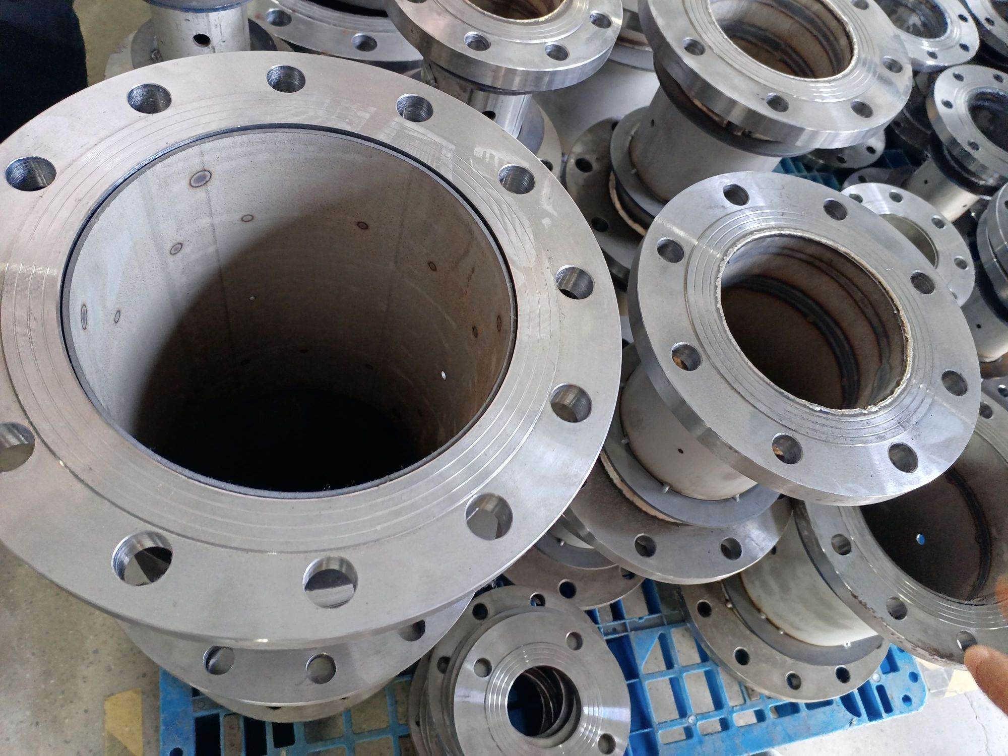 What advantages does the intelligent vortex flowmeter have