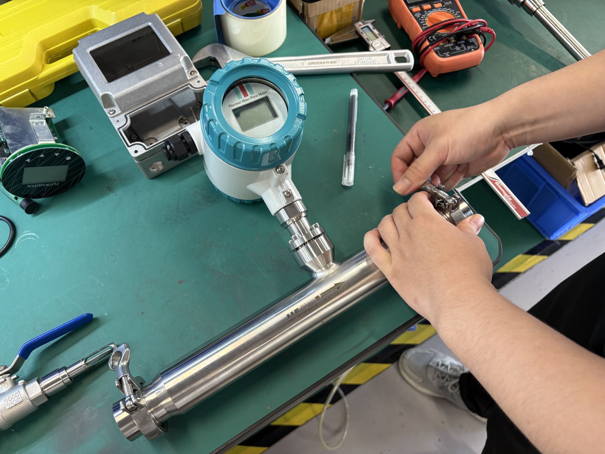 How should the installation direction of a thermal gas mass flowmeter be selected