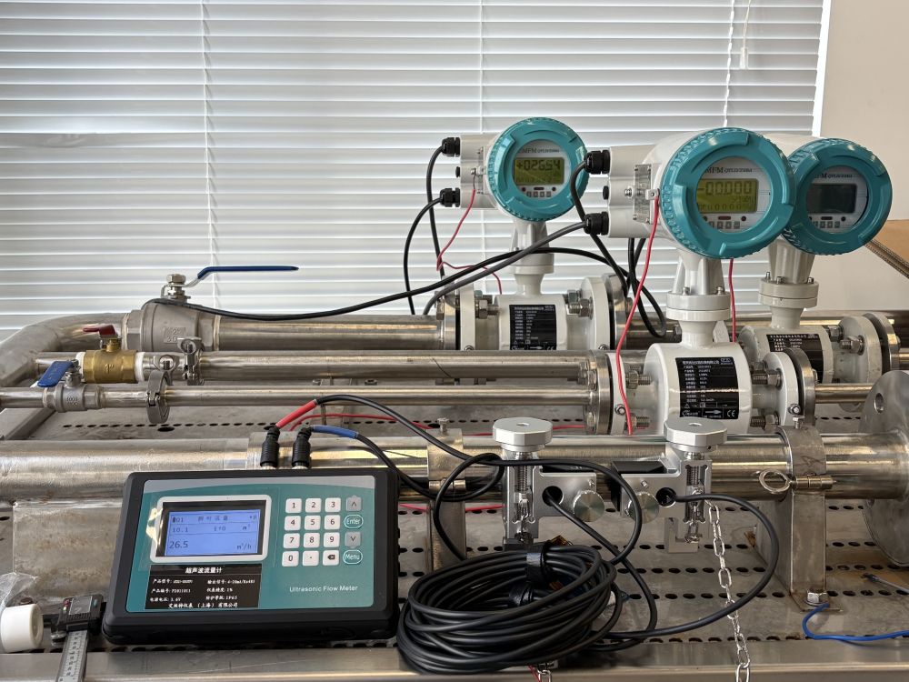 How can the measurement accuracy of ultrasonic flowmeters be improved under elbow pipes